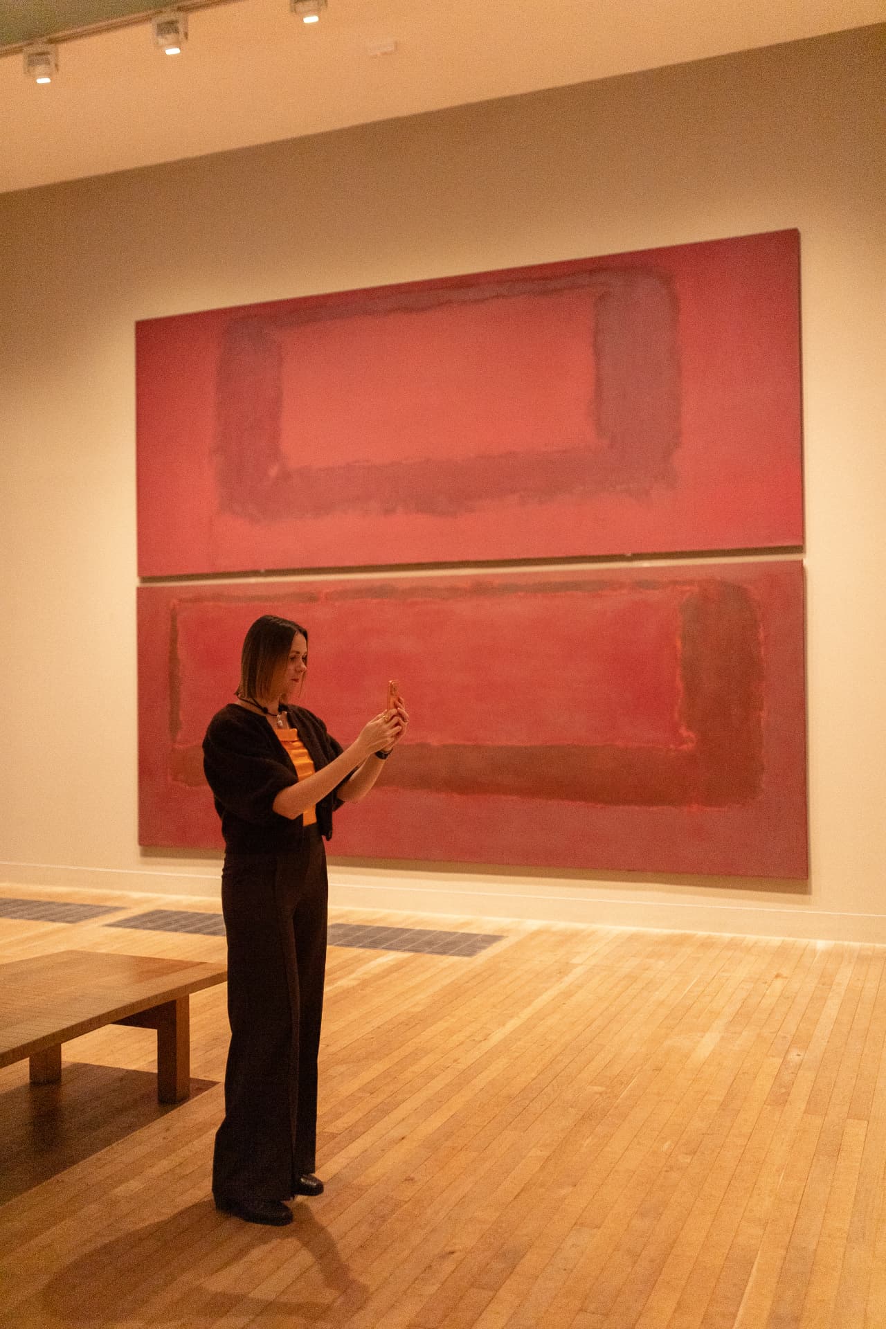 Kasia fotografuje obraz Marka Rothki w muzeum