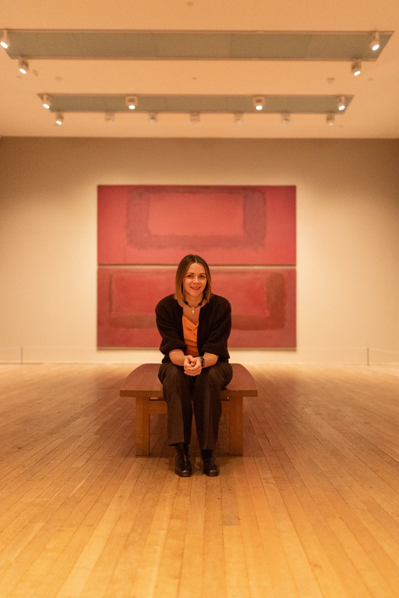 Kasia na ławce w Tate Modern, za nią obraz Marka Rothki