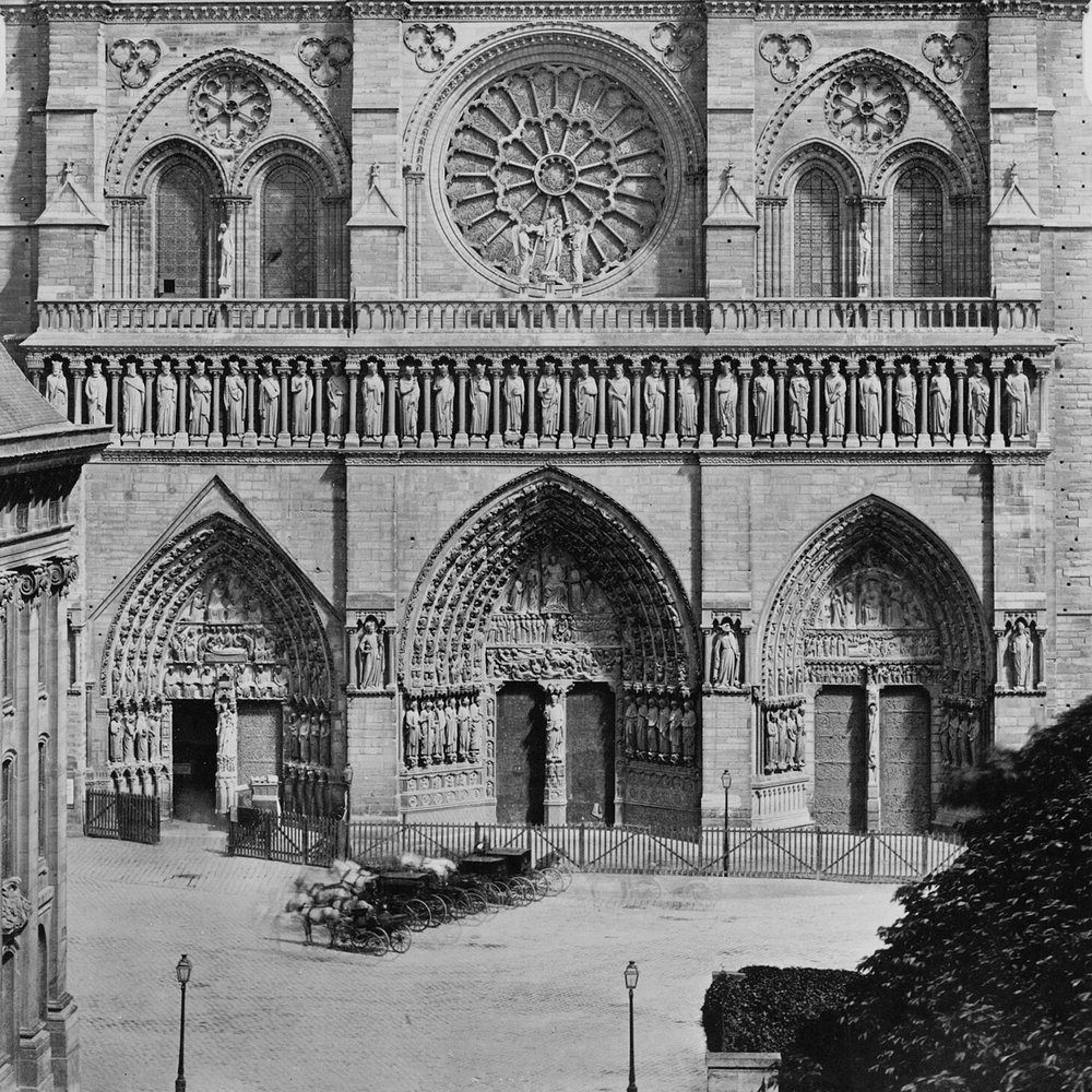 Fasada katedry Notre-Dame w Paryżu na XIX-wiecznej fotografii